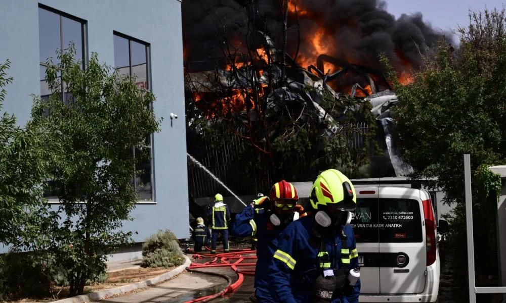 Κηφισιά: "Δεν υπάρχουν εγκλωβισμένοι στο εργοστάσιο" λέει η Μίνα Γκάγκα